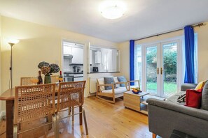 Living area - Camden 2BR Flat with Spacious Garden for 5 (London)