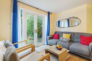 Living area - Camden 2BR Flat with Spacious Garden for 5 (London)