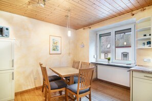Dining - Apartment 'Weingeist' with Private Terrace and Wi-Fi (Reil)