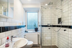 Shower, towels - Apartment 'Weingeist' with Private Terrace and Wi-Fi (Reil)