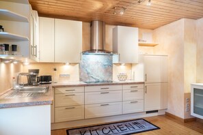 Fridge, microwave, oven, stovetop - Apartment 'Weingeist' with Private Terrace and Wi-Fi (Reil)