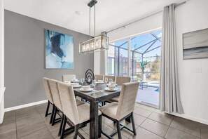 House - Upstay Vibrant Home w Themed Rooms Pool Games (Kissimmee)