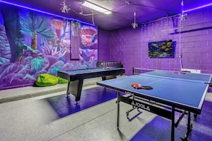 A room with two pool tables, a mural with aquatic themes, and a fish tank on the wall. - Upstay Vibrant Home w Themed Rooms Pool Games (Kissimmee)