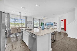 House - Upstay Vibrant Home w Themed Rooms Pool Games (Kissimmee)