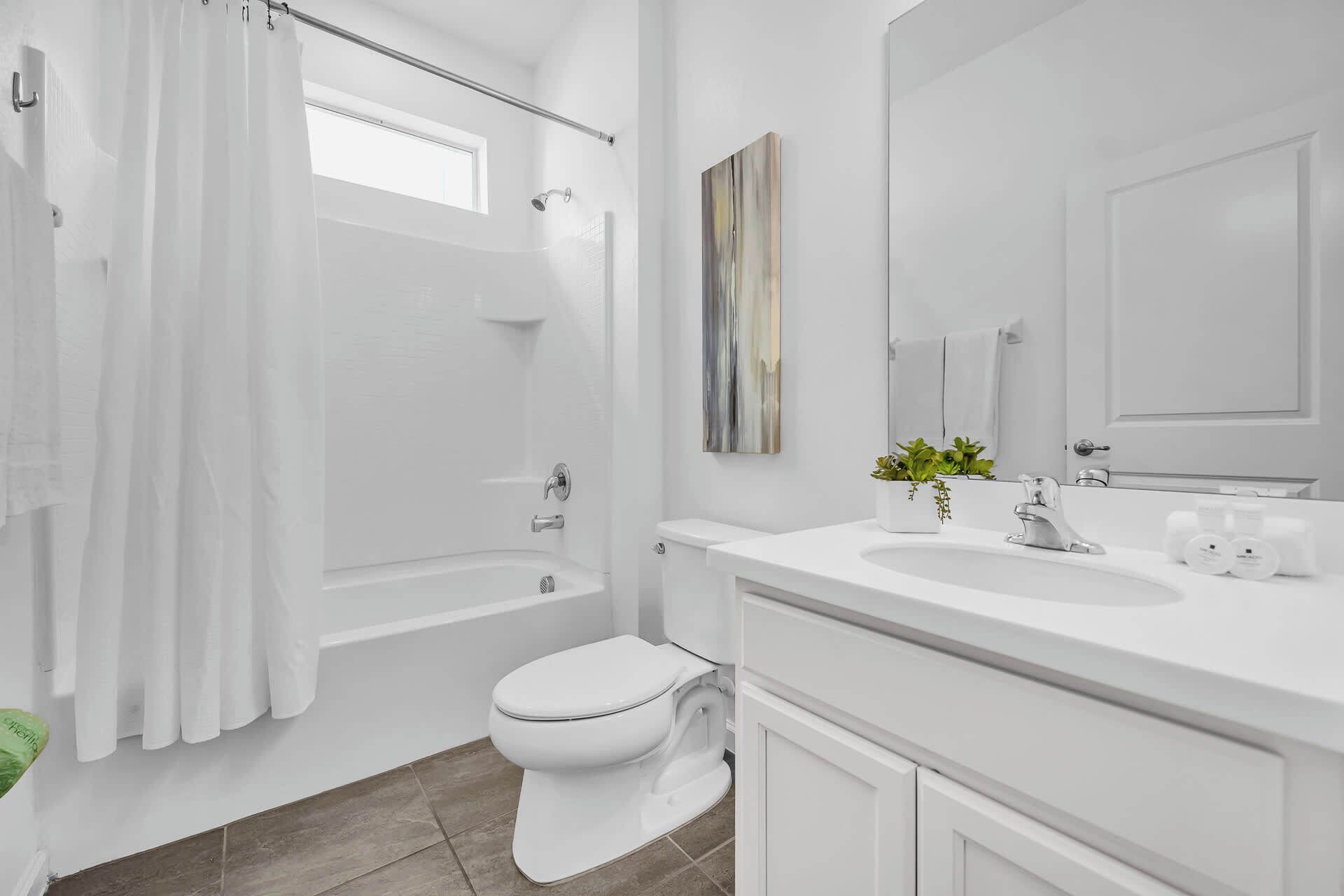 Un baño moderno con bañera, inodoro y lavabo.