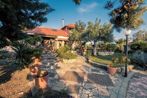 House | 2 bedrooms, desk - Rustic Retreat - Private Pool in Nature s Embrace (Malevizi)