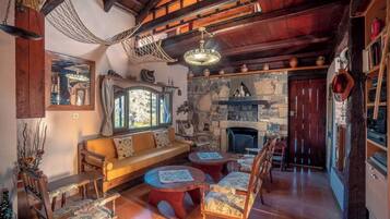 Talo | 2 makuuhuonetta, työpöytä