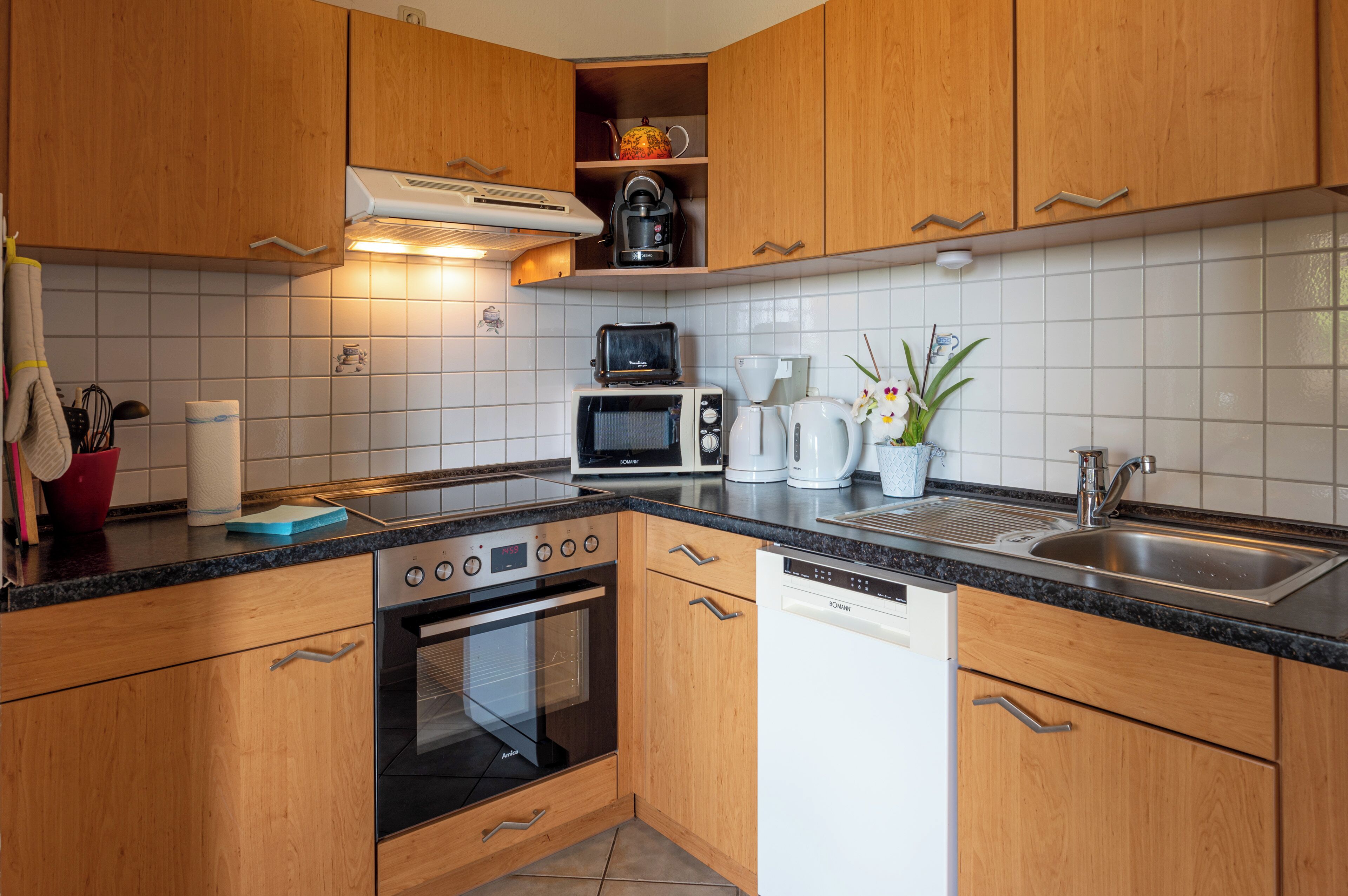 Kylskåp, mikrovågsugn, ugn och spishäll