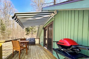Outdoor dining - Half mile to Crystal Lake! Couples Retreat w/ Deck (Beulah)