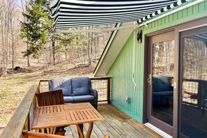 Outdoor dining - Half mile to Crystal Lake! Couples Retreat w/ Deck (Beulah)