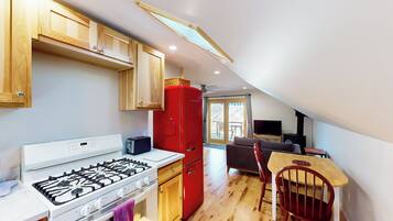 Fridge, microwave, stovetop, dishwasher