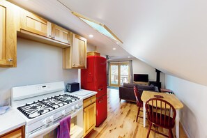 Fridge, microwave, stovetop, dishwasher