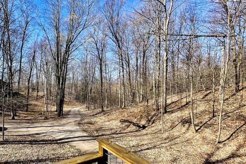 1 Mi to Crystal Lake! Couples Retreat w/ Deck