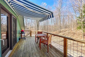 Outdoor dining - Half mile to Crystal Lake! Couples Retreat w/ Deck (Beulah)