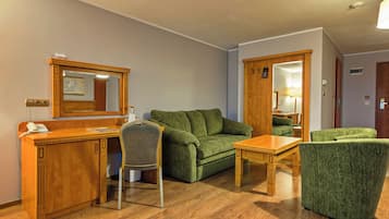 Classic-studio | Tallelokero huoneessa, työpöytä, ilmainen Wi-Fi