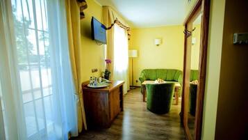 Classic Apartment, Garden View | In-room safe, desk, free WiFi