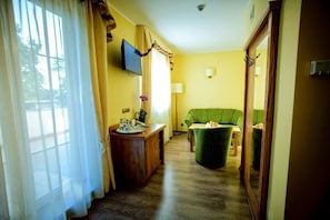 Classic Apartment, Garden View | In-room safe, desk, free WiFi - Hotel Pietrak (Wągrowiec)