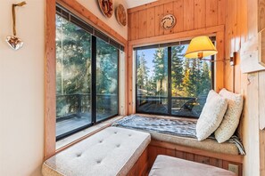 Interior - Rocky Ridge spacious and inviting 4 bedroom 2.5 bath condo (Tahoe City)