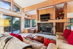 Smart TV, fireplace - Rocky Ridge spacious and inviting 4 bedroom 2.5 bath condo (Tahoe City)