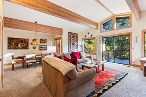 Smart TV, fireplace - Rocky Ridge spacious and inviting 4 bedroom 2.5 bath condo (Tahoe City)