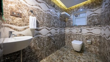 Deluxe Double Room | Bathroom | Shower, towels, soap, shampoo