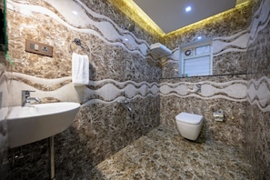 Kamar Double Deluks | Kamar mandi | Shower, handuk, sabun, dan sampo