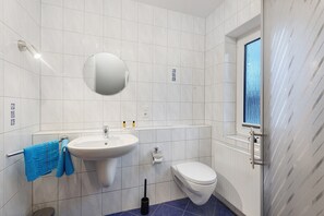 Shower, towels - Apartment Westfeld – for Tourist Use Only (Bestwig)