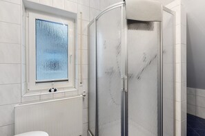 Een douche, handdoeken