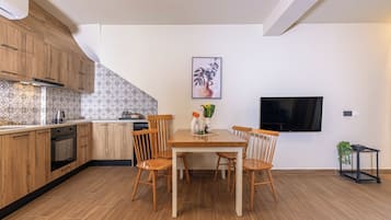 Senior-Dreibettzimmer, Poolblick | Eigene Küche