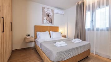 Basic-Vierbettzimmer, Zimmerreinigung, Poolblick | Zimmersafe, schallisolierte Zimmer, kostenloses WLAN