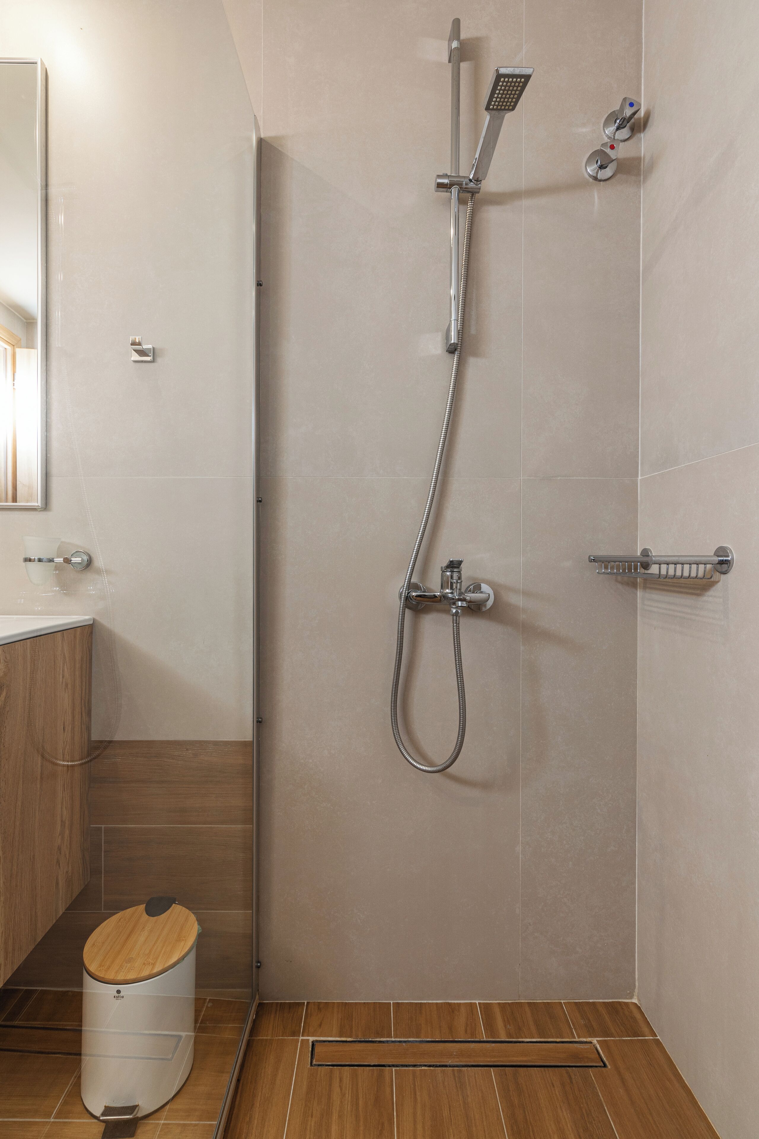 Un baño moderno con ducha, inodoro y lavamanos.