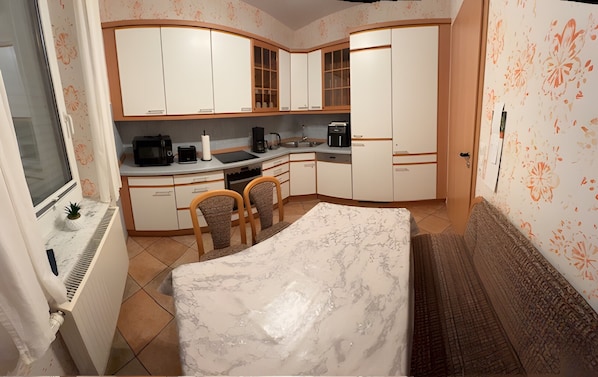 Fridge, microwave, oven, stovetop - Apartment "Ruhrtal" with Private Terrace and Wi-Fi (Bestwig)