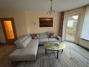 TV, stereo - Apartment "Ruhrtal" with Private Terrace and Wi-Fi (Bestwig)