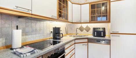 Kjøleskap, mikrobølgeovn, ovn og kokeplater