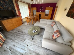 TV, stereo - Apartment "Ruhrtal" with Private Terrace and Wi-Fi (Bestwig)