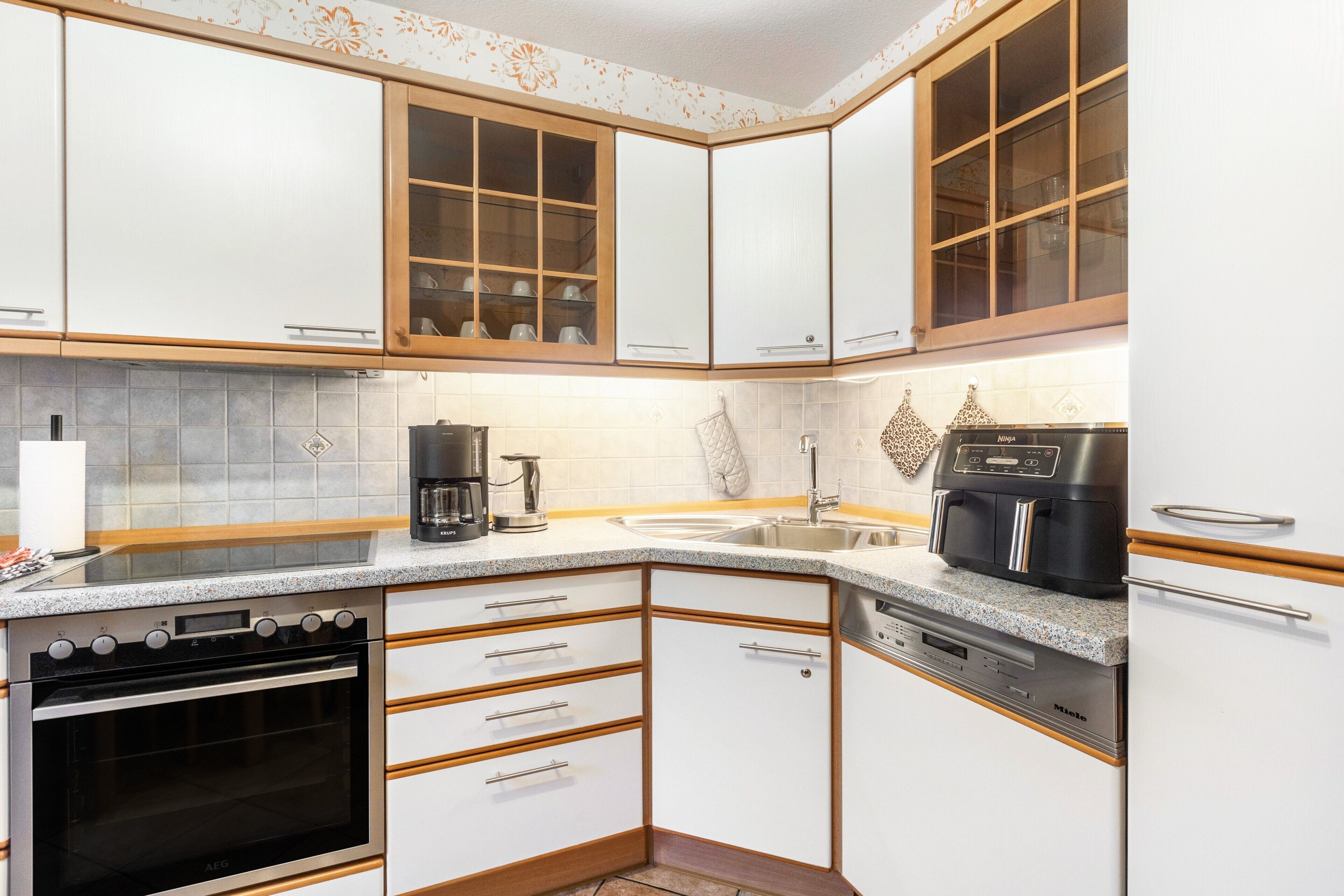 雪櫃、微波爐、焗爐、爐具