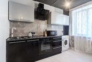 Comfort-huoneisto, kaupunkinäköala | Yksityinen keittiö | Jääkaappi, mikroaaltouuni, keittoastiat/astiat/ruokailuvälineet