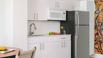 Kjøleskap, mikrobølgeovn, kokeplater og kaffetrakter/tekoker