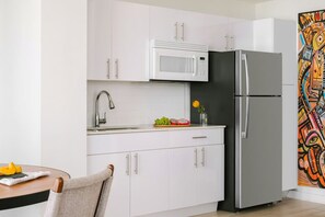 Kjøleskap, mikrobølgeovn, kokeplater og kaffetrakter/tekoker