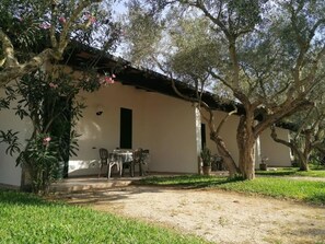 Apartment, 1 Bedroom, Accessible, Patio | Outdoor dining - Chic Lilybee 1bedroom Apartment-gardenview Sleep 2 (Marsala)