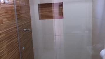 Junior Double Room, Patio | Bilik Mandi | Pancuran mandi, kelengkapan dandanan diri percuma, pengering rambut