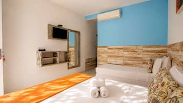 Suite com Varanda, Vista para o jardim e piscina | In-room safe, iron/ironing board (on request), WiFi (free), bed sheets