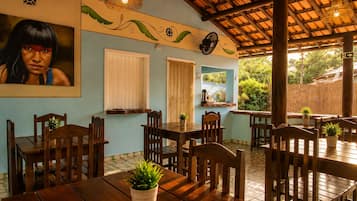 Café da manhã com buffet grátis todos os dias