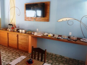 Free daily buffet breakfast  - Pousada Universo Arraial (Porto Seguro)