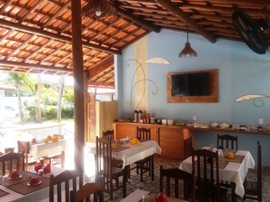 Free daily continental breakfast - Pousada Universo Arraial (Porto Seguro)