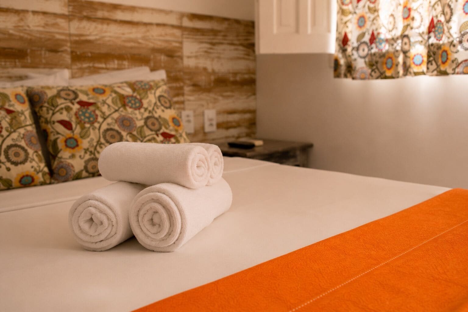 Suite com Varanda, Vista para o jardim e piscina | In-room safe, iron/ironing board (on request), WiFi (free), bed sheets