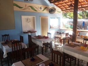Free daily buffet breakfast  - Pousada Universo Arraial (Porto Seguro)