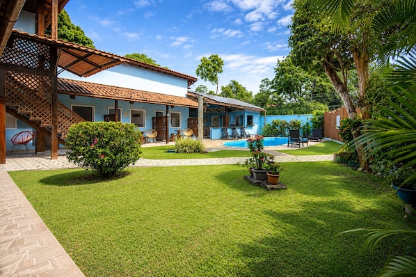 Suite com Varanda, Vista para o jardim e piscina | Vista al jardín
