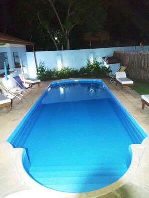 Indoor pool, sun loungers - Pousada Universo Arraial (Porto Seguro)