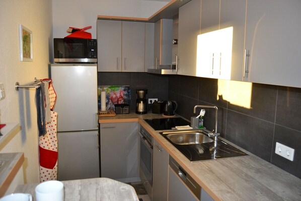 Kühlschrank, Mikrowelle, Ofen, Herdplatte